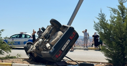 DİREĞE ÇARPAN ARAÇTAKİ 5 KİŞİ YARALANDI