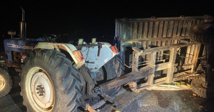 HAFİF TİCARİ ARAÇ TRAKTÖRE ÇARPTI: 6 YARALI