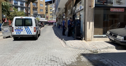 CAMDAKİ ÇATLAKLAR POLİS EKİPLERİNİ HAREKETE GEÇİRDİ   