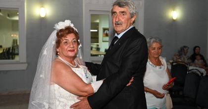 ÖZLEMİNİ ÇEKTİĞİ BEYAZ GELİNLİĞİ 56 YIL SONRA GİYDİ