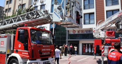 İZMİR’DE SENDİKA BİNASINDA KORKUTAN YANGIN