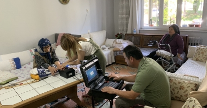 UŞAK'TA HASTA VE YAŞLILAR İÇİN ‘ADRESTE NÜFUS HİZMETİ' DEVAM EDİYOR