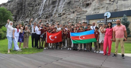AZERİ ÖĞRENCİLER SEYİR TEPESİ’NE HAYRAN KALDI