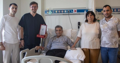 BOĞAZINDAKİ TÜMÖR ALINDI, YEMEK YİYEBİLDİ