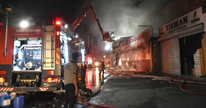 İZMİR'DE ÇIKAN YANGINDA İKİ İŞ YERİ YANDI 
