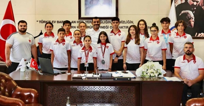 MADALYALARINI ALIP BAŞKANA KOŞTULAR