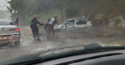 OTOMOBİLİN SELE KAPILMA ANLARI KAMERADA