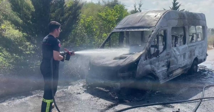 SEYİR HALİNDEKİ MİNİBÜS ALEV ALEV YANDI