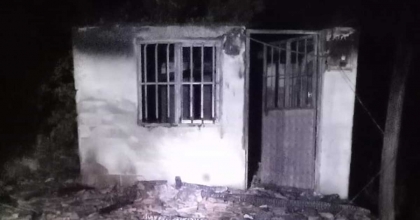 TARLANIN İÇİNDEKİ EV ALEV ALDI