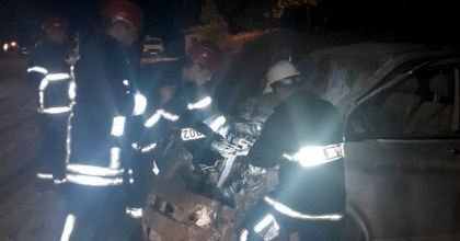 KAMYONET İLE OTOMOBİL ÇARPIŞTI: 1 ÖLÜ 2 YARALI