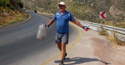 44 YILDIR GÖNÜLLÜ OLARAK ÇEVREYİ TEMİZLİYOR 