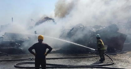  ALİAĞA'DA BİR HURDALIKTA ÇIKAN YANGIN SÖNDÜRÜLDÜ