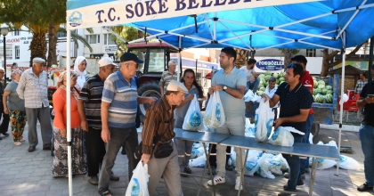 SÖKE BELEDİYESİ VATANDAŞA KARPUZ DAĞITTI