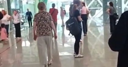 UÇUŞTA RÖTAR 10 SAATE ÇIKTI, YOLCULAR İSYAN ETTİ