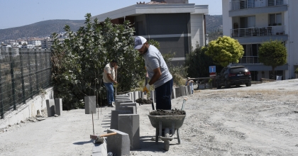 KUŞADASI'NDA YOL YAPIM VE BAKIM ÇALIŞMALARI SÜRÜYOR