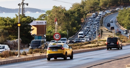 BODRUM'A GİRİŞ YAPAN 20 BİN ARAÇ TRAFİĞİ KİLİTLEDİ
