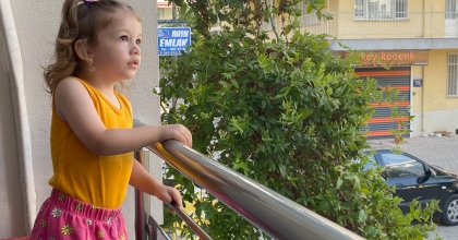 MİNİK İNCİ TEMİZLİK İŞÇİLERİ İÇİN BALKONDAN AYRILMIYOR