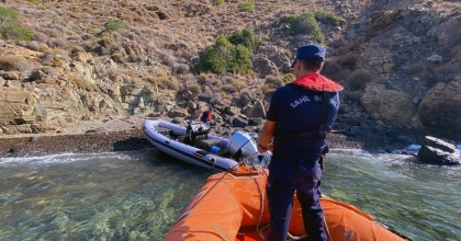 DATÇA’DA PLAJDA 22 DÜZENSİZ GÖÇMEN VE 6 İNSAN KAÇAKÇISI YAKALANDI