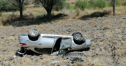 TAKLA ATAN OTOMOBİLDE 3 KİŞİ YARALANDI