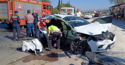 MANİSA’DA İKİ OTOMOBİL ÇARPIŞTI: 1 ÖLÜ, 4 YARALI