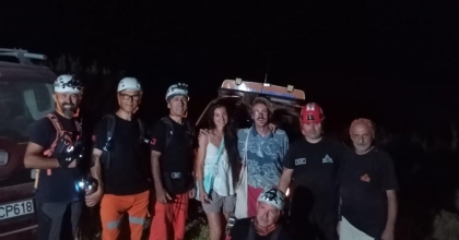 DAĞLIK ALANDA MAHSUR KALAN 2 KİŞİ 4 SAATLİK ÇALIŞMA SONUNDA KURTARILDI  