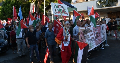 KUŞADASI'NDAN GAZZE'YE DESTEK YÜRÜYÜŞÜ