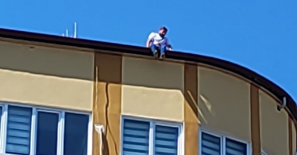 ÇATIYA ÇIKTI, EKİPLERİ HAREKETE GEÇİRDİ