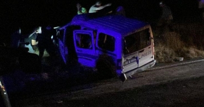 ŞÜPHELİYİ KOVALAYAN POLİS ARACI KAZA YAPTI