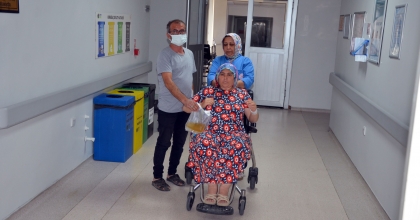 AĞRI ŞİKAYETİYLE GİTTİ, MESANESİNDEN 1 KİLOGRAMLIK TAŞ ÇIKARILDI