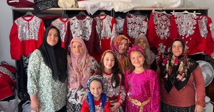 AFYONKARAHİSARLI KADINLAR YÖRELERİNİN RENGARENK KIYAFETLERİNİ DİKİYOR