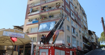 OTİZMLİ ADAM ANNESİNİ ODAYA KİLİTLEDİ, İTFAİYE EVE BALKONDAN GİRDİ