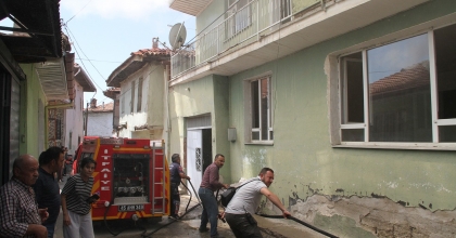 MAHALLE ARASINDA ÇIKAN YANGIN PANİĞE NEDEN OLDU