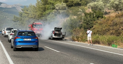 MİLAS'TA SEYİR HALİNDEKİ ARAÇ ALEV ALDI   