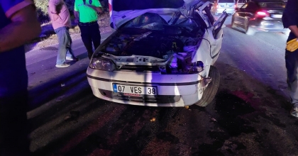 TIRLA OTOMOBİLİN ÇARPIŞTIĞI KAZADA 5 KİŞİ YARALANDI