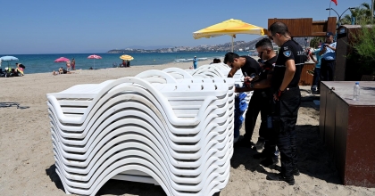 KUŞADASI’NDA ZABITADAN ŞEZLONG VE ŞEMSİYE DENETİMİ