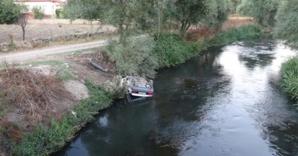 TAVŞANLI'DA OTOMOBİL ÇAYA UÇTU: 2 YARALI