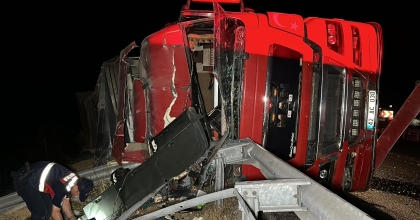 UŞAK'TA DEVRİLEN TIRIN SÜRÜCÜSÜ YARALANDI