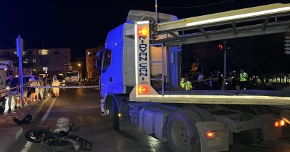 TIRIN ALTINDA KALAN MOTOSİKLETLİ FECİ ŞEKİLDE CAN VERDİ