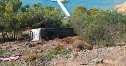 YOLCU OTOBÜSÜ UÇURUMA YUVARLANDI: 3 YARALI