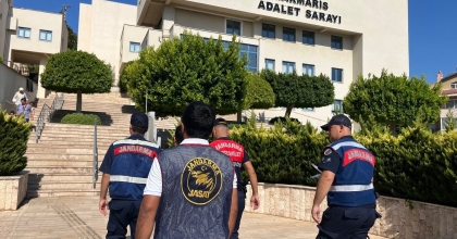 KADIN ŞÜPHELİ ERKEK KILIĞINDA YAKALANDI