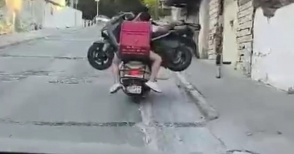 İZMİR’DE İLGİNÇ GÖRÜNTÜ: MOTOSİKLET ÜSTÜNDE MOTOSİKLET TAŞIDILAR