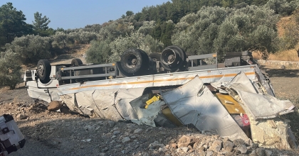 FRENİ TUTMAYAN TIR TERS DÖNDÜ