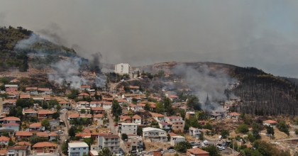 İZMİR’DEKİ ORMAN YANGINI YERLEŞİM YERLERİNE SIÇRADI