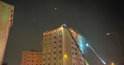 İZMİR’DEKİ ORMAN YANGINI 10 KATLI APARTMANA SIÇRADI