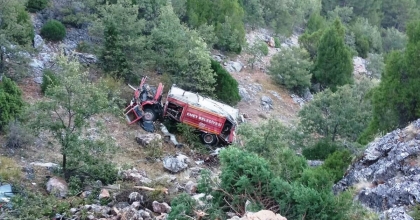 ORMAN YANGININDAN DÖNEN ARAZÖZ TAKLA ATTI: 2 YARALI