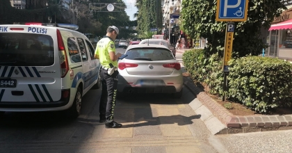 TRAFİK EKİPLERİ, ENGELLİLERE ENGEL OLAN SÜRÜCÜLERİ AFFETMEDİ