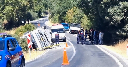 DEVRİLEN HAFRİYAT KAMYONUNUN SÜRÜCÜSÜ HAYATINI KAYBETTİ   