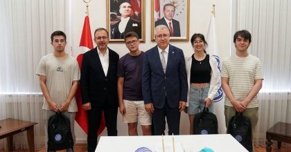 REKTÖR DERECEYLE KAZANAN ÖĞRENCİLERİ AĞIRLADI   