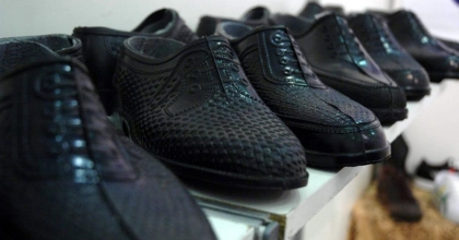 ÇİFTÇİLER KARA LASTİK AYAKKABILARDAN VAZGEÇMİYOR  