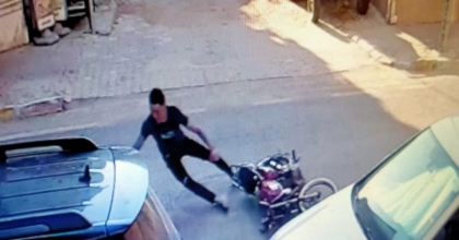MOTOSİKLETTEN FIRLAYAN GENÇ METRELERCE SAVRULDU  